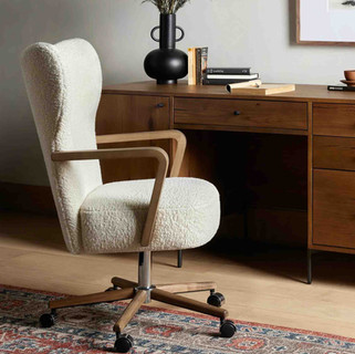 Cosy et graphique, ce fauteuil en peau de mouton mixe look rétro et confort moderne. 📍Texture ultra-douce, lignes épurées 📍Amethyst Home