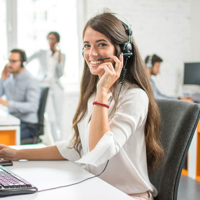 profissional-de-telemarketing-sorridente