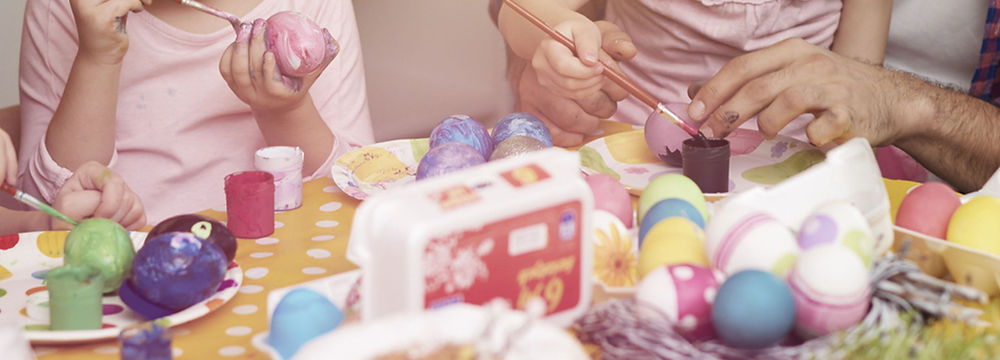 enfants qui décorent des oeufs de pâques