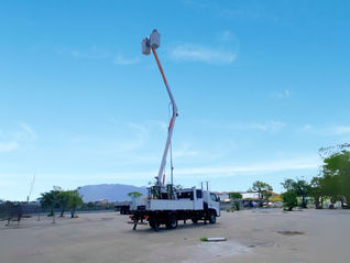 Caminhões com cesto aéreo isolado para evitar acidentes e proteger trabalhadores