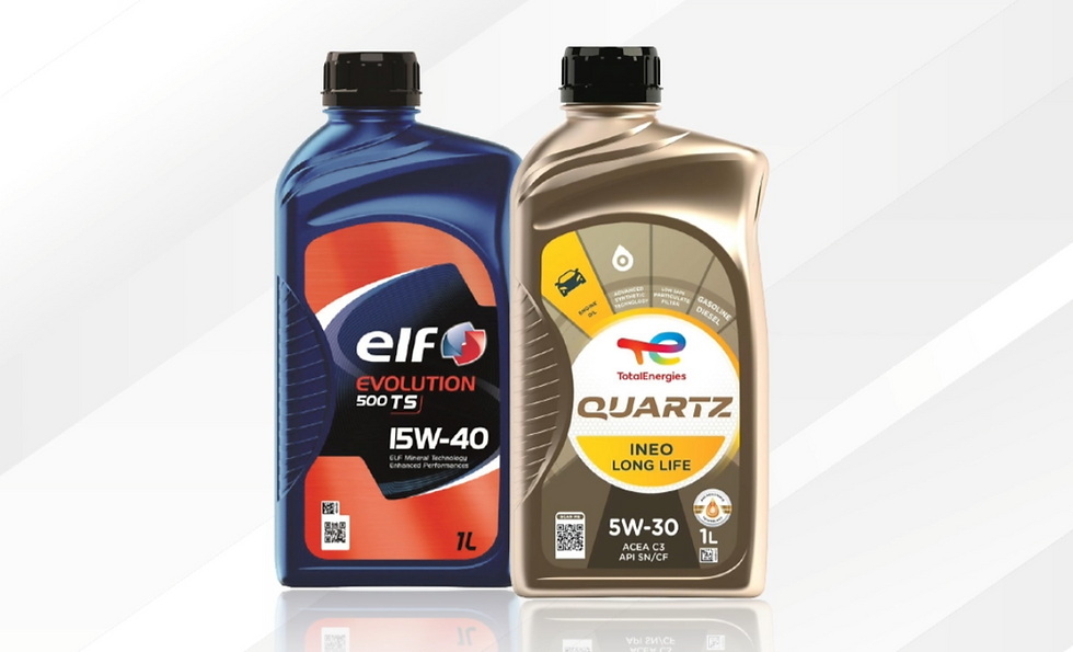 Lubricante de motor marca Quartz en fondo blanco.