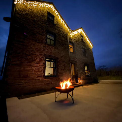 Hen Hafod Exterior at night