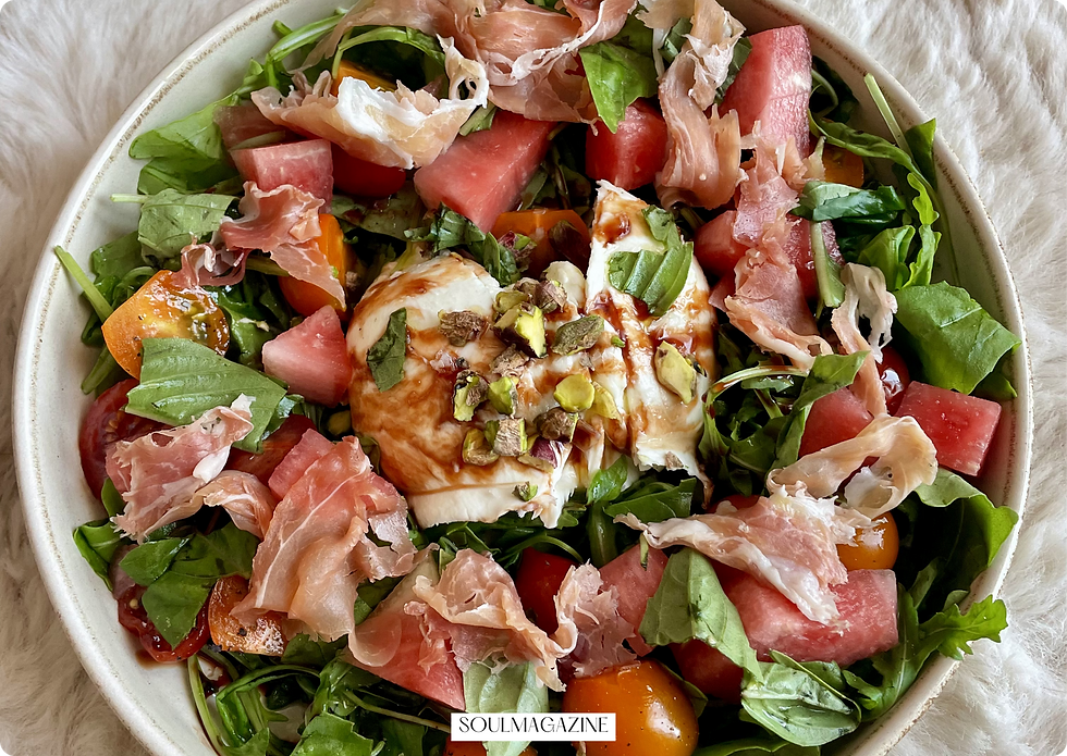 Sommerlicher Burrata-Salat mit Wassermelone, Serrano-Schinken und Pistazien