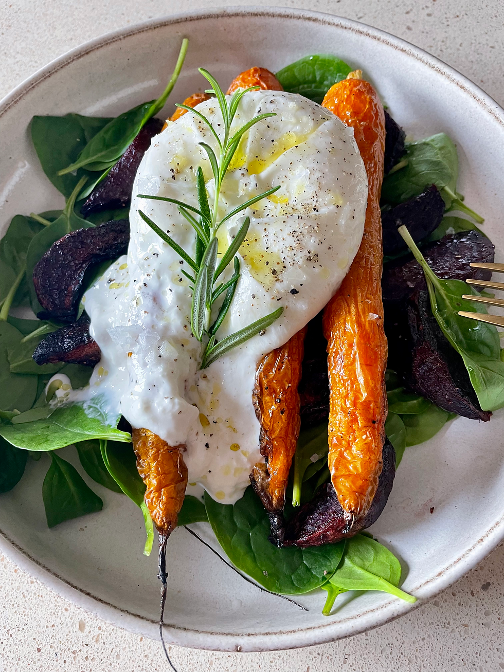 Winterlicher Genuss: Spinat mit Roter Beete, Karotten und Büffelmozzarella