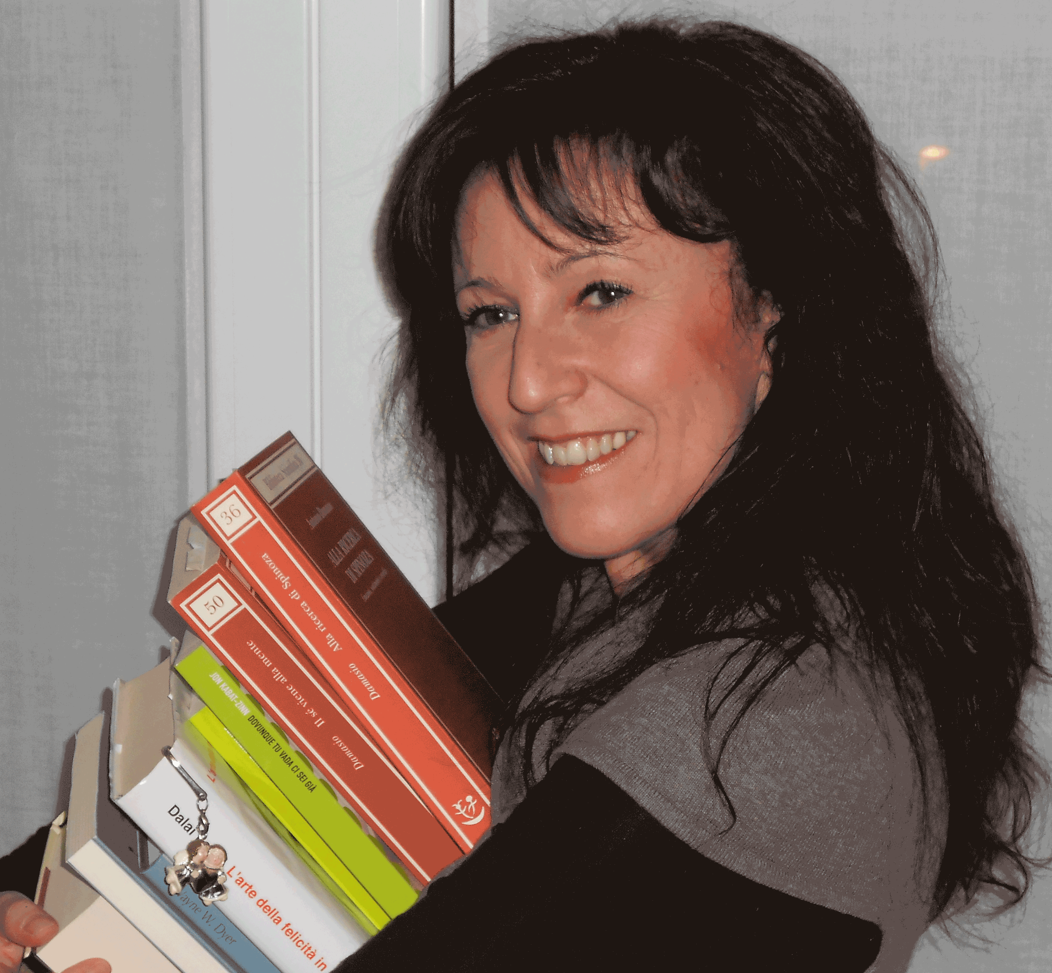 La dottoressa Simona Bennardo nel suo studio Psicoemotivo con i suoi libri