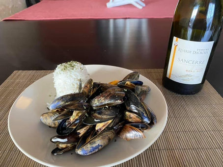 Diététique😉 Quoi de mieux qu’un dimanche midi version moule riz arrosé d’un bon Sancerre !!!!