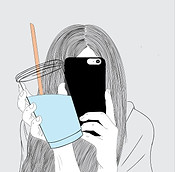 Femme connectée sur son téléphone