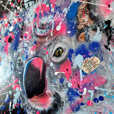 Gros plan sur le portrait d'Amani mettant en valeur le regard et les collages.