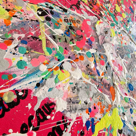 Vue rapprochée de Concordia d'Odryk, composée de collages  superposés et de projections de peinture vive.