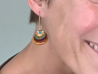 Des boutons = Des boucles d'oreilles interchangeables  