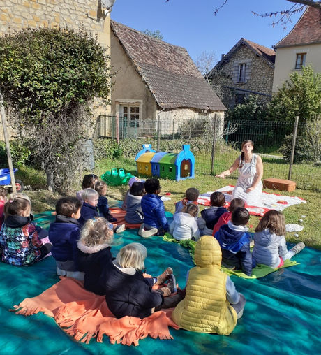 Les coquelicots fleurissent le long des routes