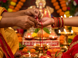 Kalava ou Raksha Sutra: O Verdadeiro Significado do Fio Vermelho e Amarelo no Pulso Segundo o Ayurveda e a Tradição Hindu