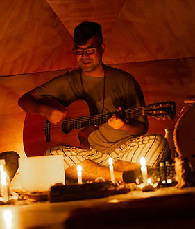 Foto Victor Violão Site.jpg