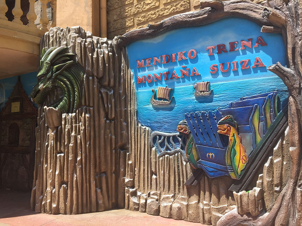 Der schön gestaltete Eingang der Achterbahn "Montaña Suiza".