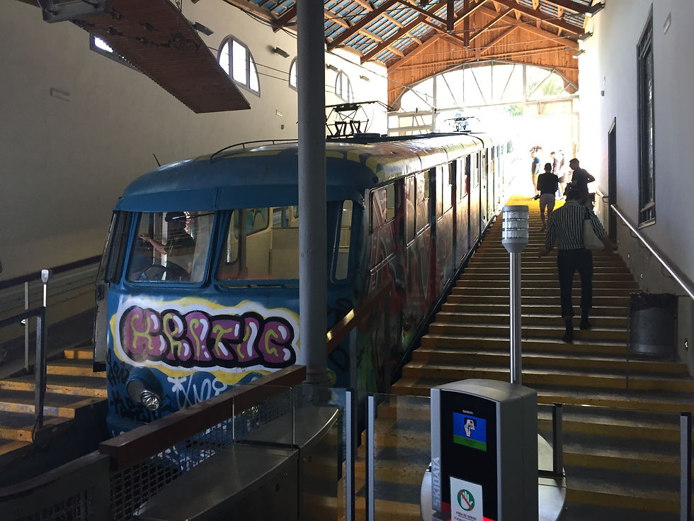 Die Standseilbahn zum Tibidabo in Barcelona, leider sehr versprayt.