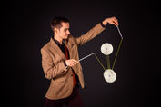 Ring_Bounce_Juggler_Juggling_Show_Act_Corporate Event_Diabolo_ europe_europa_Germany_Deutschland_Leipzig_Jongleur_buchen_Artist_Akrobatik_Firmenfeier_High class_Prestige_Entertainment_Cirque de Demain_Paris