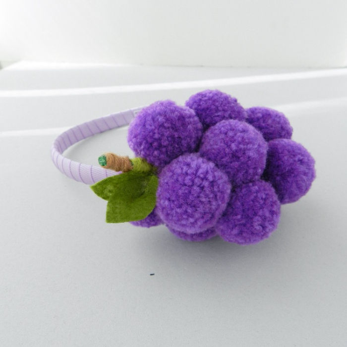 Küçük resim: Zeminde yatay duran mor salkım üzüm taç