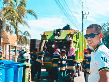 พนักงานเก็บขยะและรถเก็บขยะสีเขียว บริษัท คลีน มหานคร จำกัด, นคร ระยอง, กำลังปฏิบัติงาน