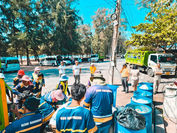 กลุ่มคนเก็บขยะบริเวณชายหาด พร้อมรถบรรทุกขยะ บริษัท คลีน มหานคร จำกัด นคร ระยอง