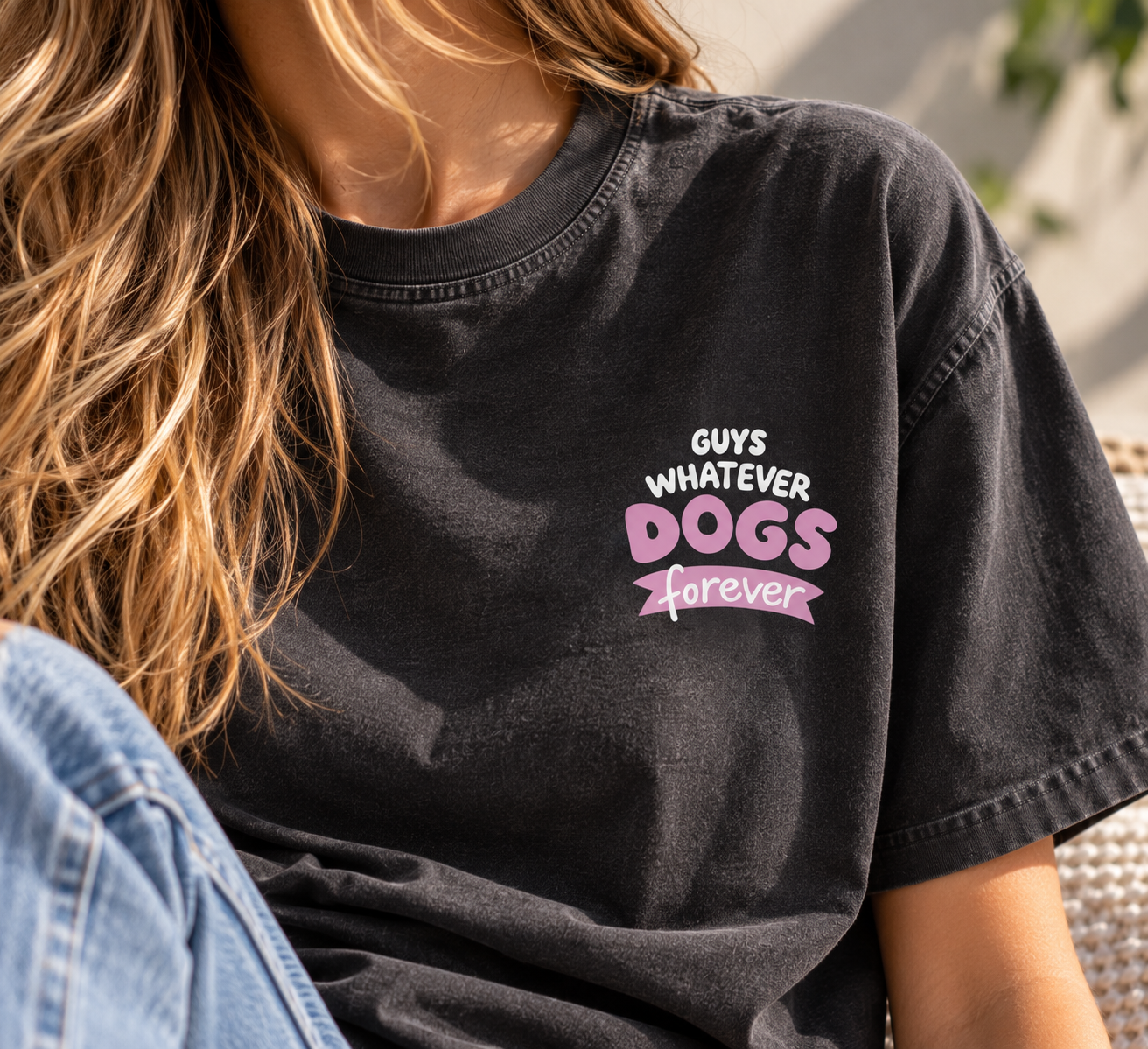 Bügelbild „Guys whatever dogs forever“ für dunkle Textilien