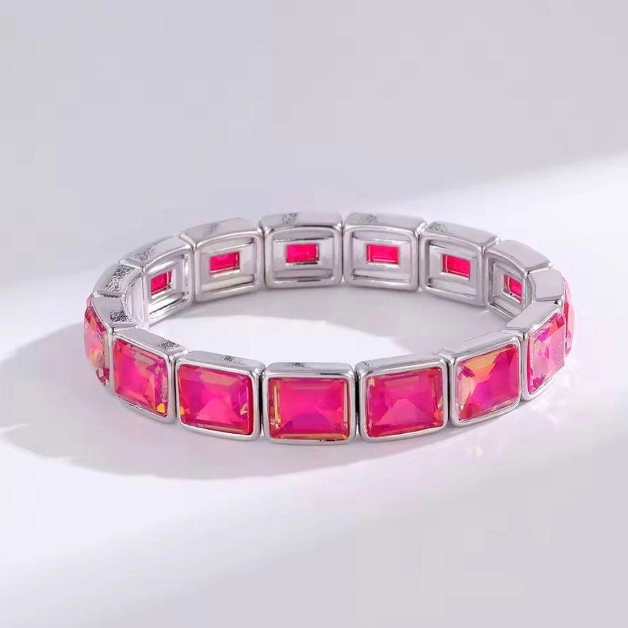 Armband op elastiek met rechthoekige glaskralen in zomerse kleuren