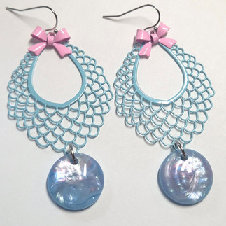 oorbellen met blauwe hanger en roze strikje, perfect voor mensen met kort grijs haar