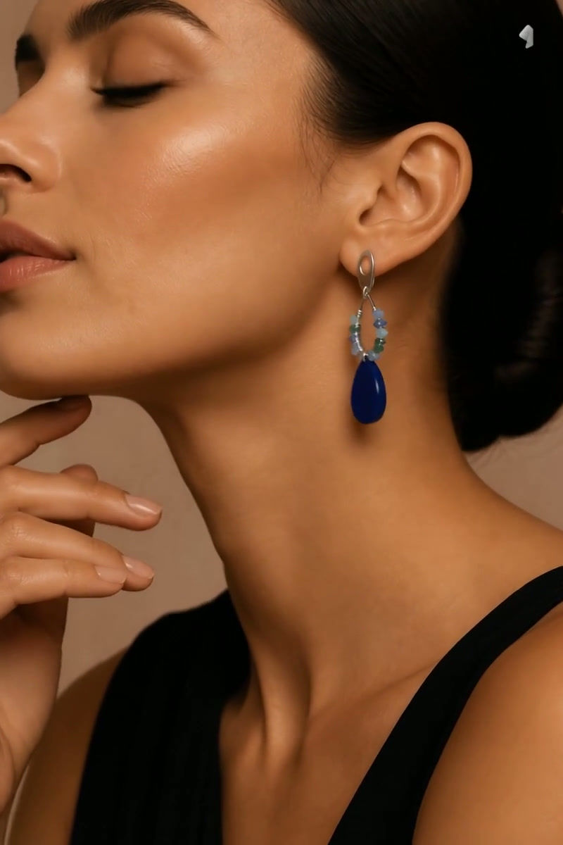 video met Handgemaakte Fleur de Minuit – Bleu oorbellen gedragen, met gewirede bicones en elegante donkerblauwe druppels.