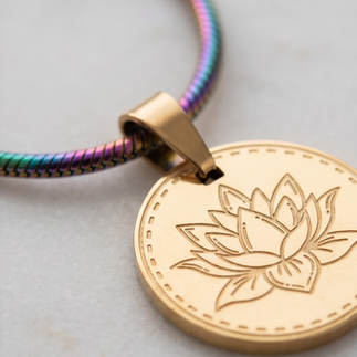 Geboortebloem Waterlelie maand Juli met een Regenboog RVS ketting