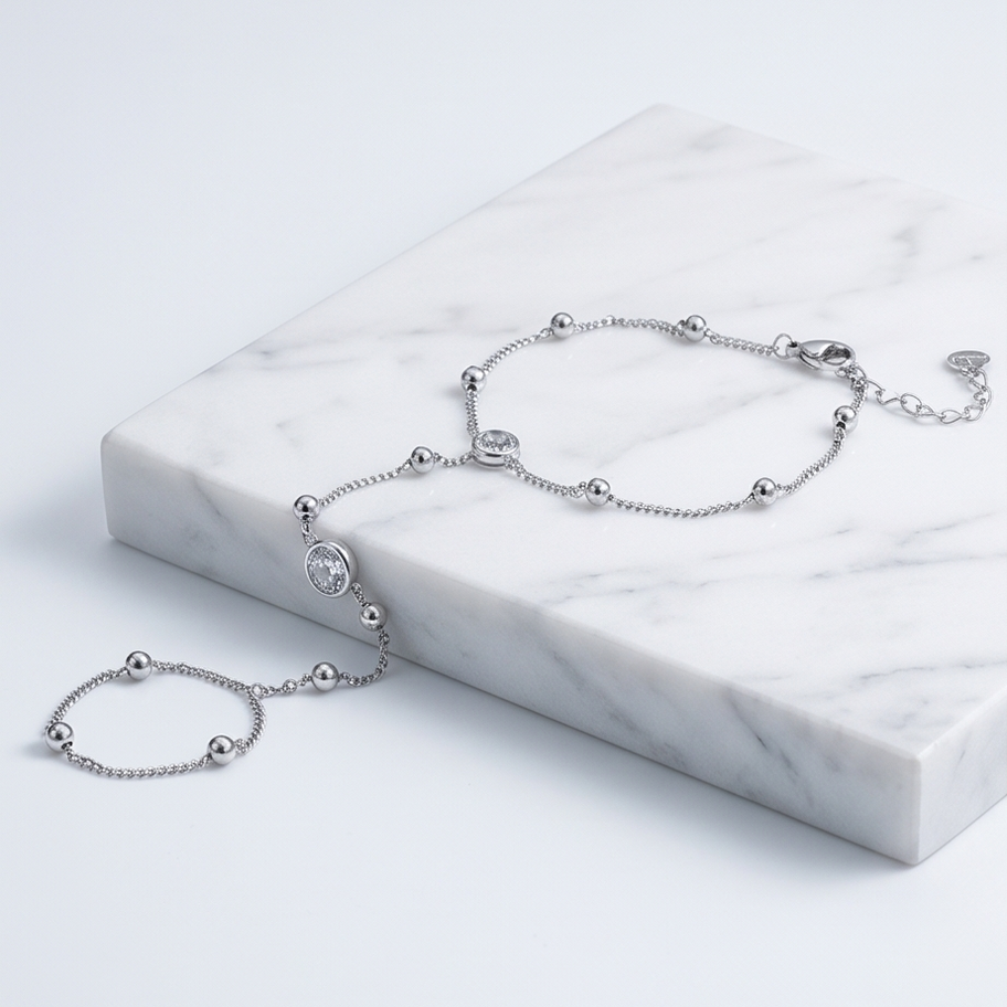 Slavenarmband of handchain met zirkoon zilverkleurig