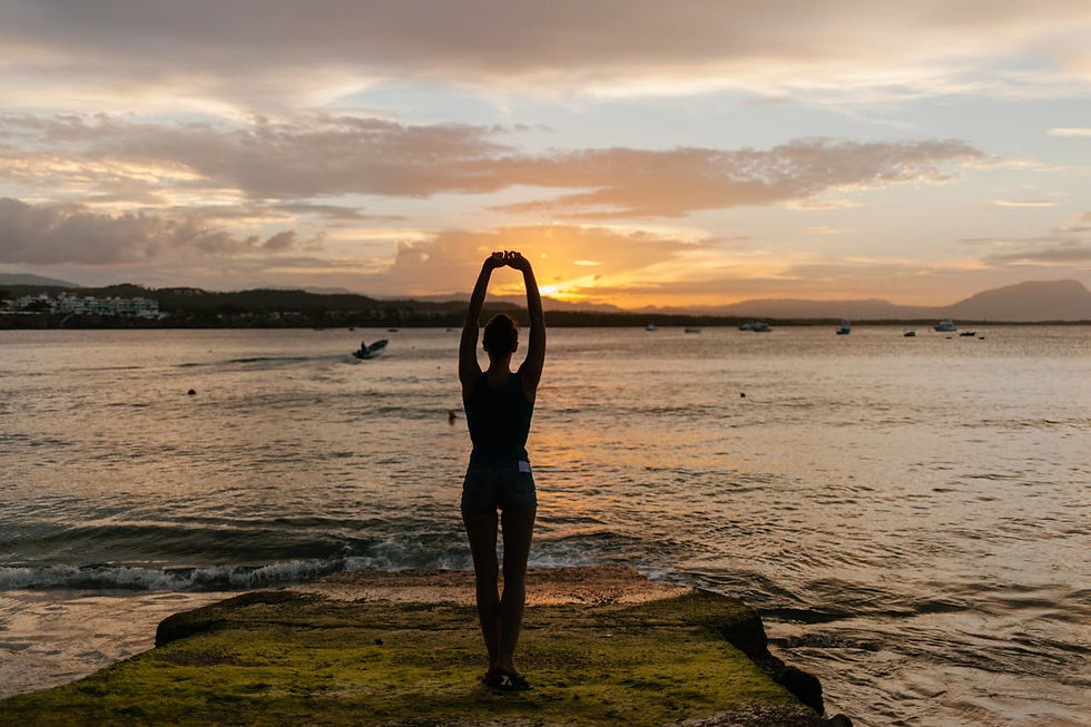 Persona meditando en la naturaleza irradiando luz y equilibrio entre cuerpo y espíritu – Walter E Mehrer.
