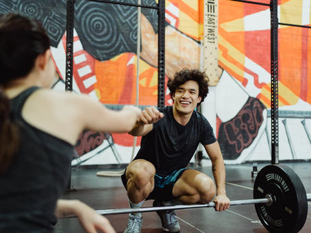 Persona feliz celebrando sus avances en la rutina fitness – Walter Mehrer C