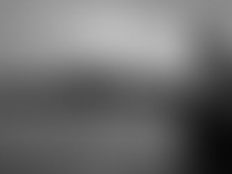 Persona sentada frente a un lago tranquilo disfrutando del silencio y la paz interior – Walter E Mehrer.