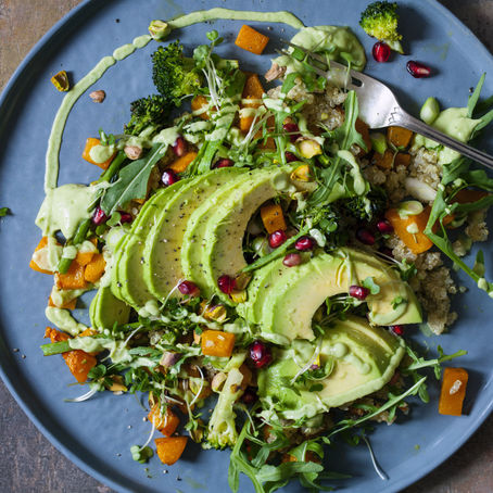 COMPOSED SALAD AVOCADO, CHICKPEAS AND MICRO GREENS