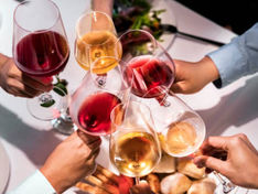 friends-dining-at-nordic-brunch