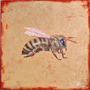 Oil painting by Eleonora Martorana of a bee, seen from the side in central position on a square canvas. Gold leaf background, yellow and brown black bee