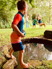 Familie an Quelle.jpeg