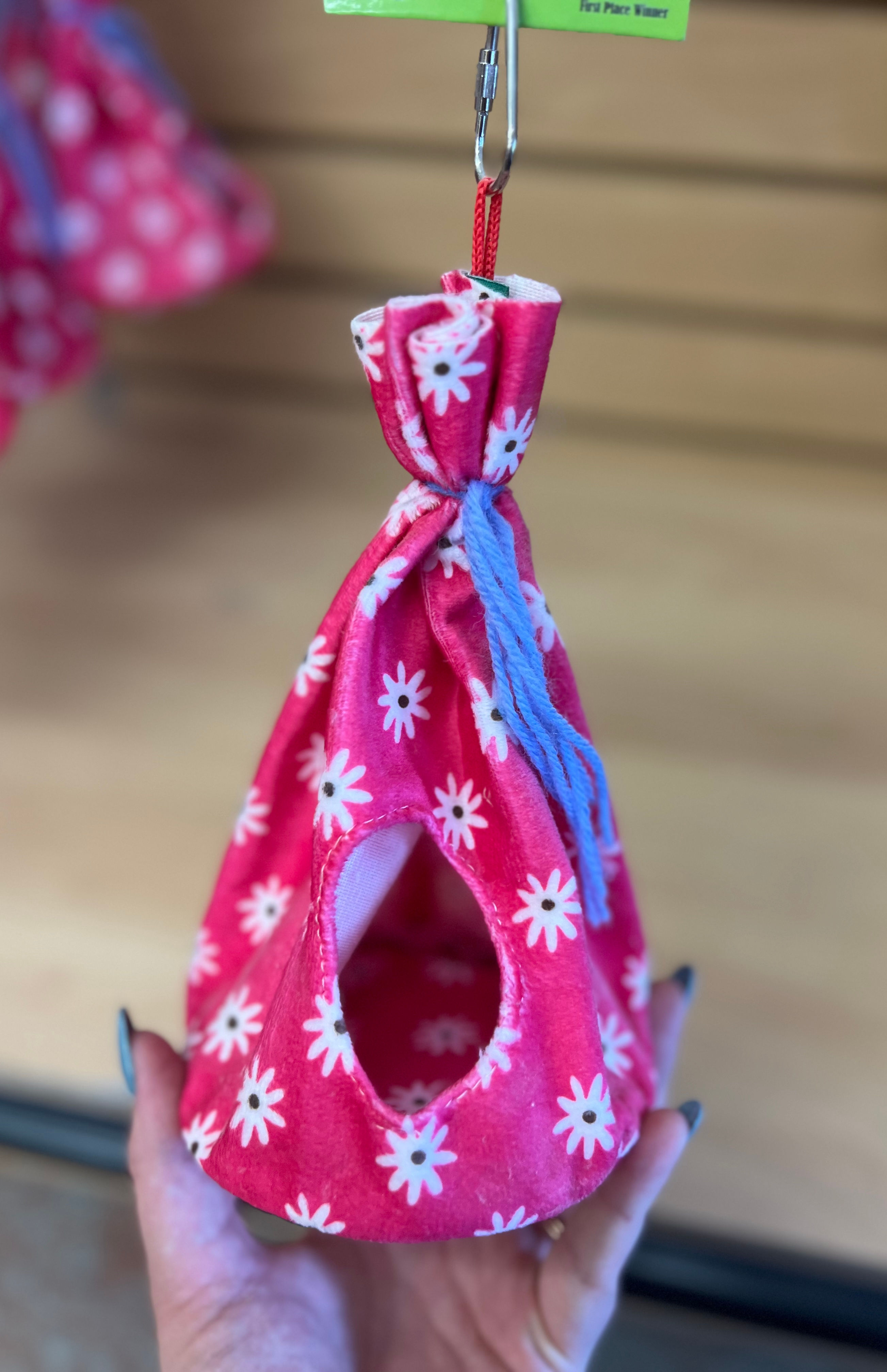 A&E-Teepee Bird Hut (Medium)