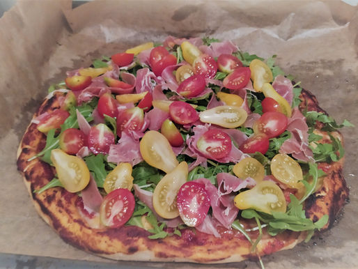 Pizza z rukolą, szynką parmeńską i pomidorkami