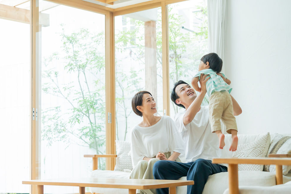 リビングでくつろぐ家族