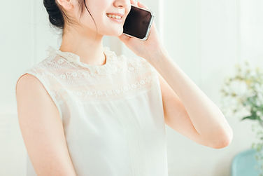 電話する女性