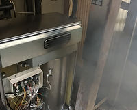 異臭を放つ故障した給湯器