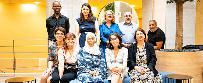 Cette photo met en avant un groupe d'entrepreneurs dynamiques (femmes et hommes) âgés de 50 ans et p
