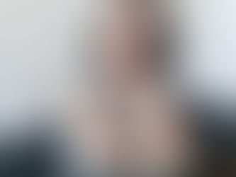 Karin König-Gassner in den Wechseljahren, nachdenklicher Blick.