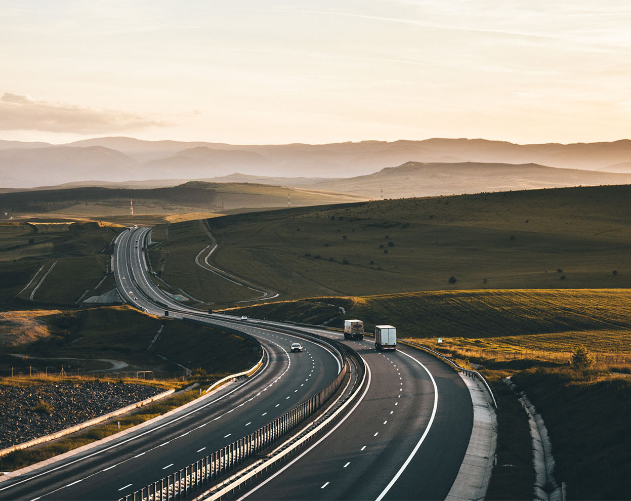 autoroute au milieu du relief