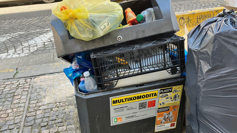 Přeplněný podzemní kontejner na multikomoditní tříděný odpad
