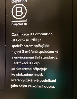 Nápis v prodejně Nespresso - greenwashing