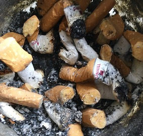 Detail nedopalků cigaret