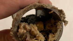 Tuky ucpaná kanalizační trubka