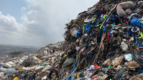 Skládka textilu v Ghaně