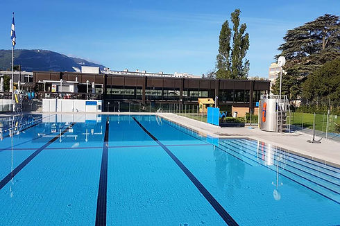 Piscine Marcelly de Thônex avec vue sur le restaurant Le Nautica en arrière-plan, Genève